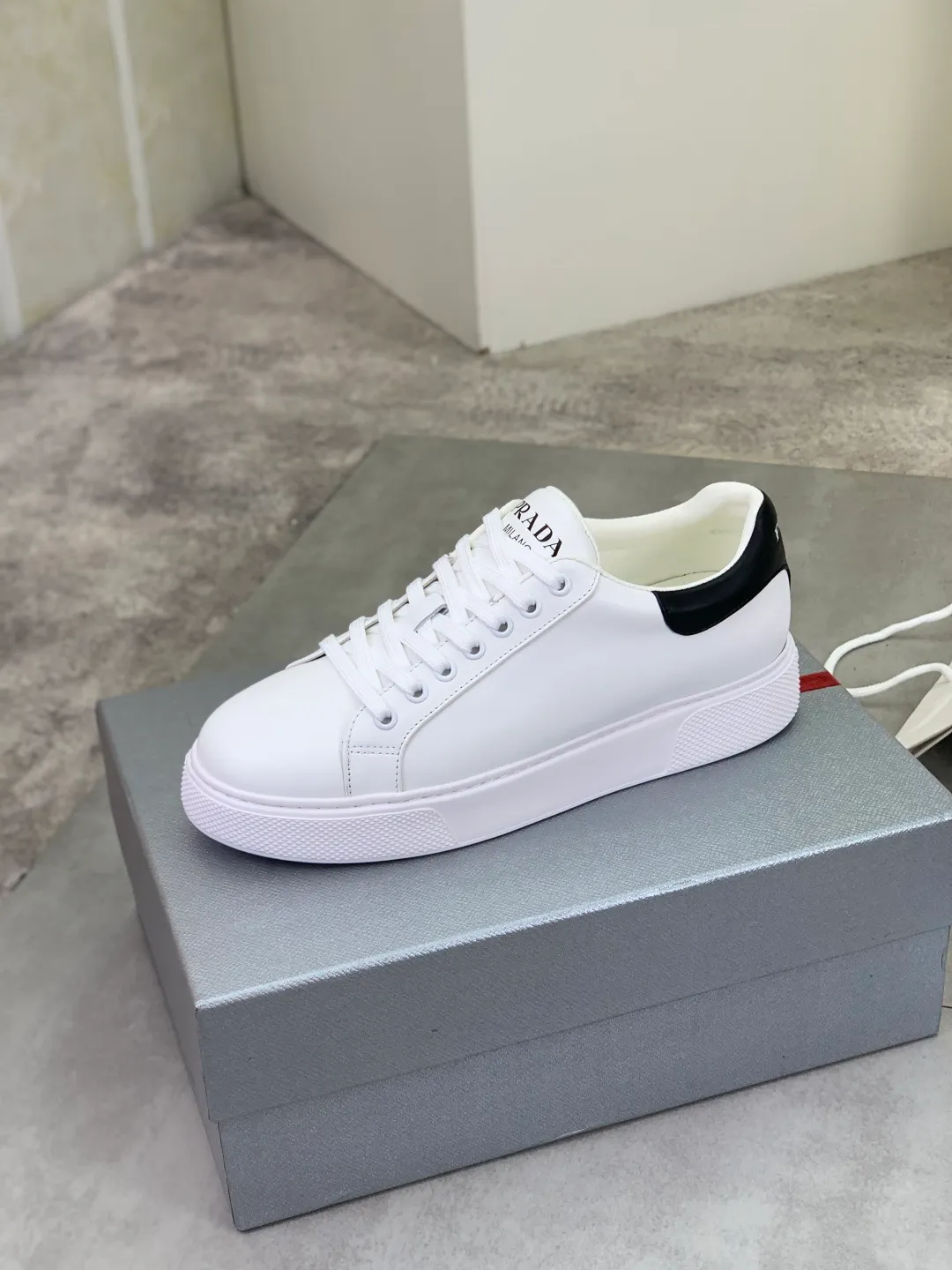 Men's shoes 💰P560💰 [New model] High version official website popular model is on the market, 🆘 Trendy brand (Prada) mainly promotes popular model, avant-garde and versatile fashionable men's shoes private version mold opening, cowhide surface splicing 1:1.. Stylish and simple, original imported cowhide lining cowhide feet; the atmosphere and personality are more fashionable, eye-catching and pursuing class. It will subvert the old idea and be a must-have for fashion trendsetters with you! Must keep it for yourself! Tall and comfortable, large and low, high-end quality workmanship. Size: 38-45; 2️⃣ colors available.